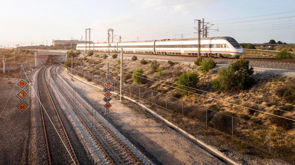Mumbai Ahmedabad Bullet Train to Be Completed by 2028, Says Maharashtra CM Devendra Fadnavis 2 Abome